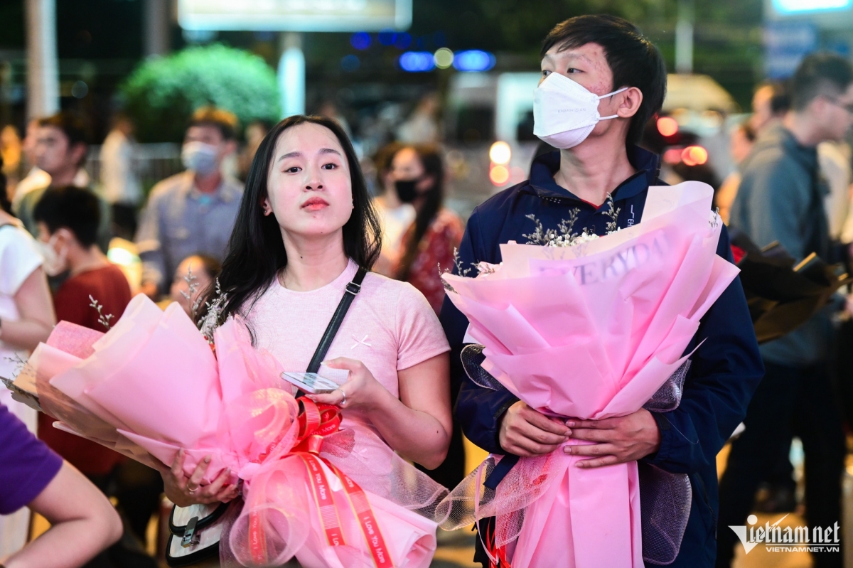 The airport has become crowded as Tet draws near.