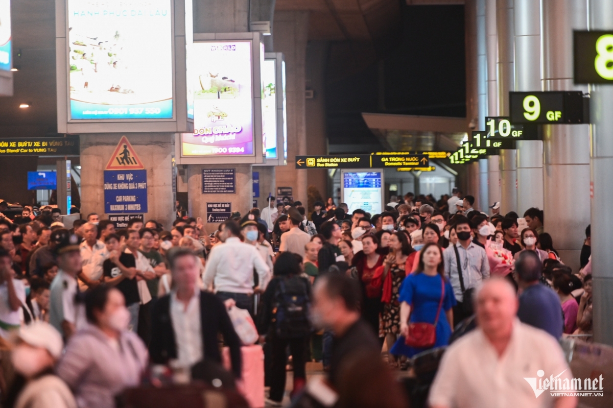People wait for their overseas Vietnamese relatives at the arrival hall of the international terminal at Tan Son Nhat International Airport in Ho Chi Minh City at 11 p.m. on January 20.