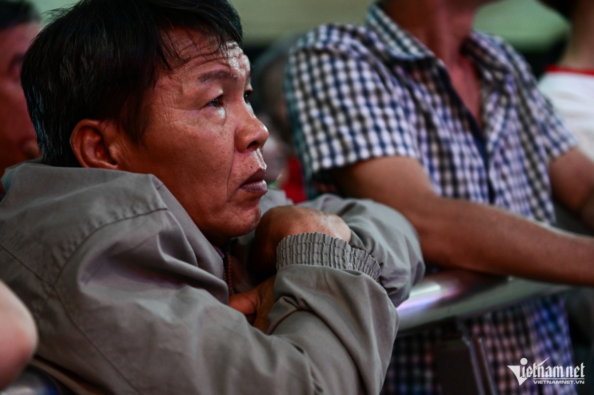 Many people arrive at the airport early to wait for their relatives before they land.