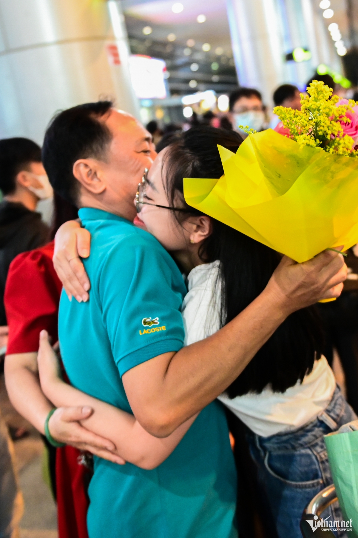 After spending six hours waiting at the airport, a father from An Giang province can’t hide his happiness at seeing his daughter return from Australia.