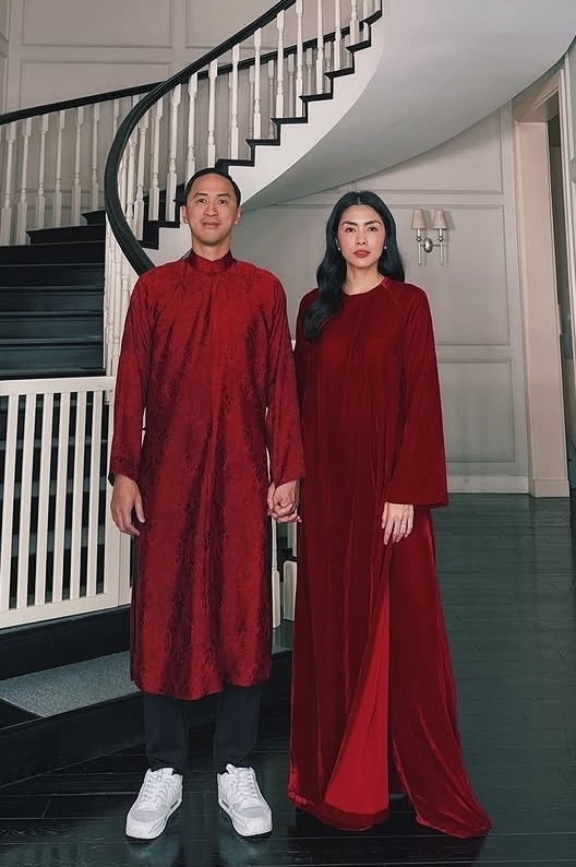 Giữ thông lệ của các dịp Tết và những ngày lễ trong năm, Tăng Thanh Hà cùng ông xã - doanh nhân Louis Nguyễn - diện áo dài đôi, lưu lại khoảnh khắc tay nắm tay ở trước cầu thang trong nhà - góc check-in quen thuộc của gia đình cô.
