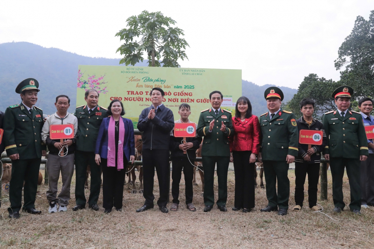 Bà PhùngThị Bình, Phó Tổng Giám đốc Agribank vinh dự cùng Chủ tịch nước trao tặng bò giống cho các gia đình khó khăn trong khuôn khổ các hoạt động của “Xuân Biên phòng, ấm lòng dân bản”