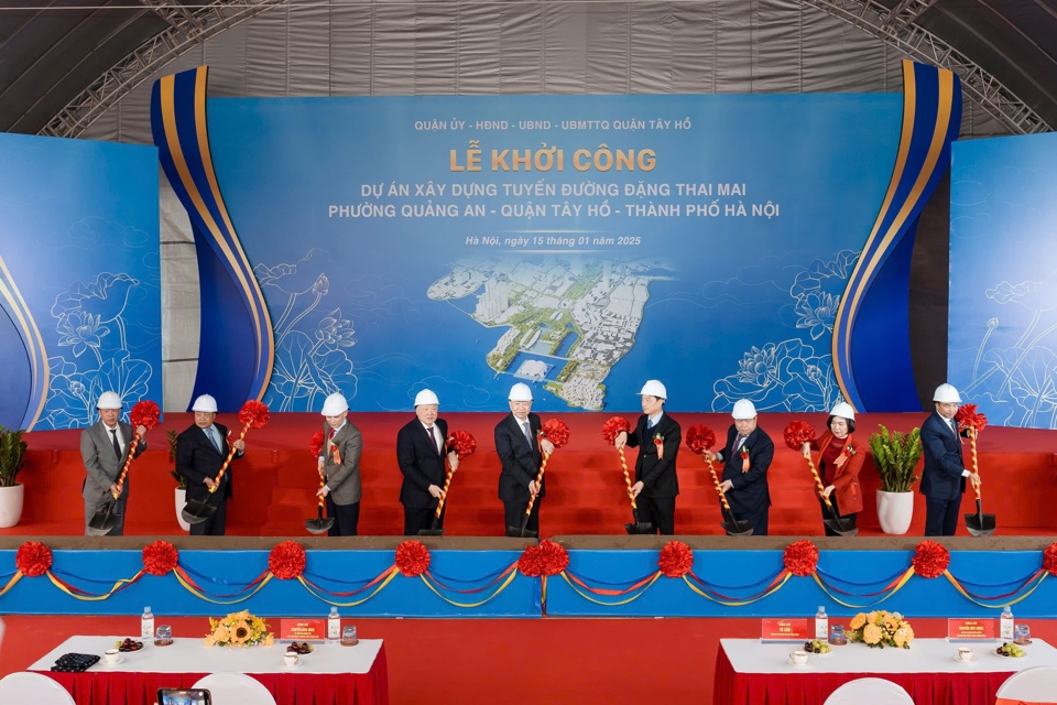 Tổng Bí thư Tô Lâm và các đại biểu thực hiện nghi thức khởi công dự án.