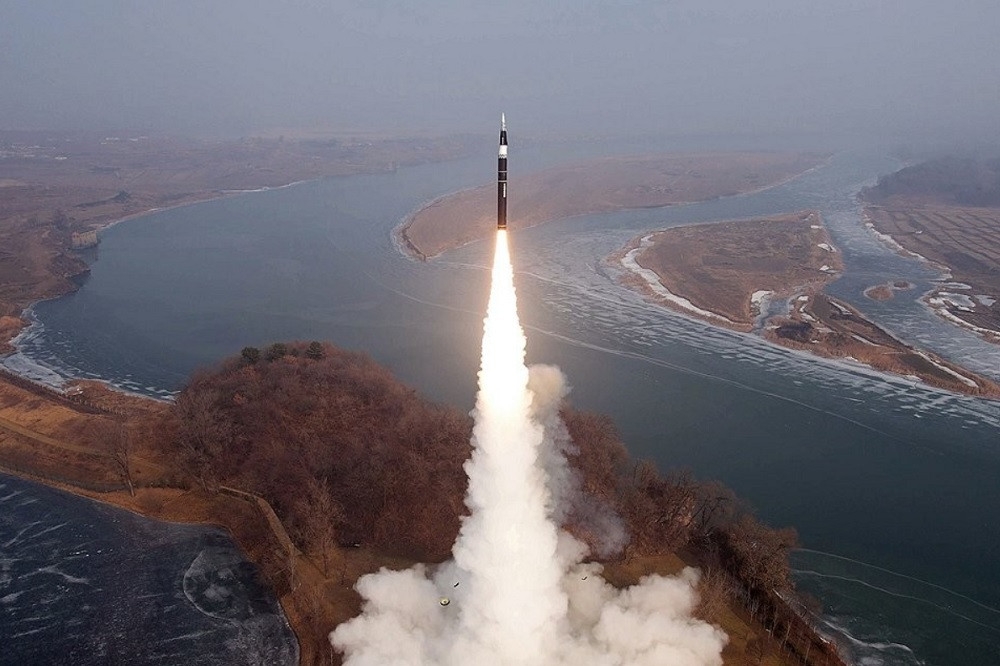 Tên lửa được Triều Tiên thử nghiệm (Ảnh: KCNA/Yonhap)