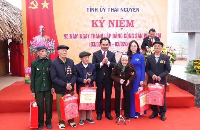 Tỉnh ủy Thái Nguyên tặng quà 5 đảng viên cao tuổi và 10 gia đình chính sách (Ảnh: Quang Linh)