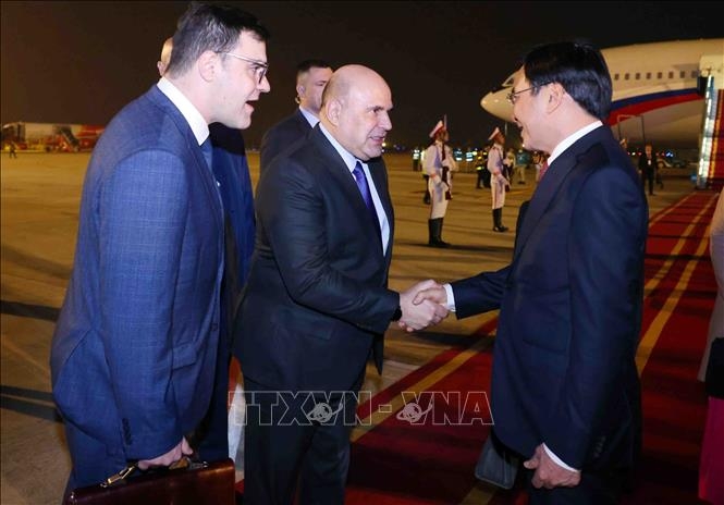 Bộ trưởng, Chủ nhiệm Văn phòng Chính phủ Trần Văn Sơn đón Thủ tướng Chính phủ Liên bang Nga Mikhail Vladimirovich Mishustin tại sân bay quốc tế Nội Bài, Hà Nội. (Ảnh: TTXVN)