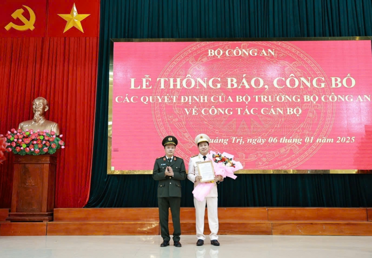 Thừa ủy quyền của Bộ trưởng Bộ Công an, Thứ trưởng Đặng Hồng Đức (bên trái) trao quyết định bổ nhiệm Giám đốc Công an tỉnh Quảng Trị