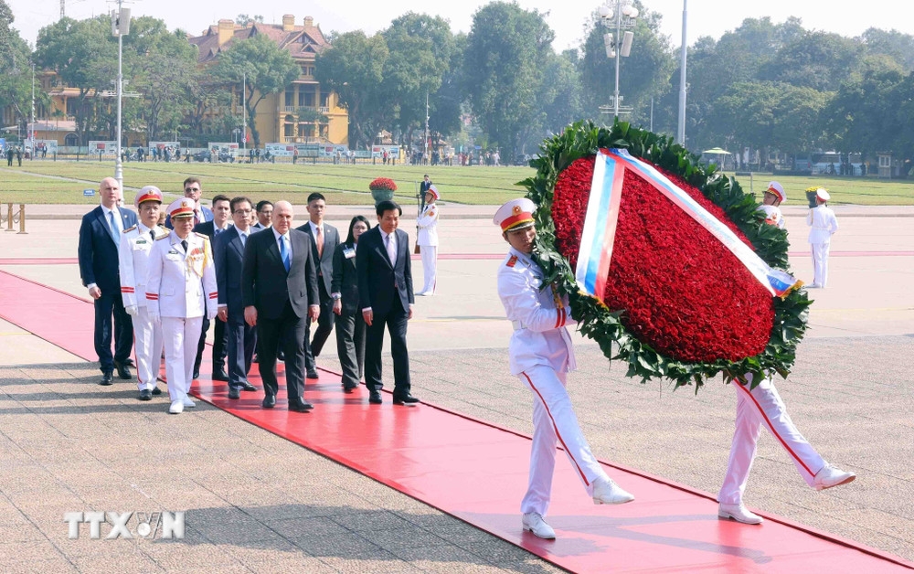 Chiều 14/1, Thủ tướng Nga Mikhail Mishustin đến đặt vòng hoa, vào Lăng viếng Chủ tịch Hồ Chí Minh và đặt vòng hoa tại Đài tưởng niệm các Anh hùng liệt sĩ (đường Bắc Sơn, Ba Đình, Hà Nội). Ảnh: TTXVN