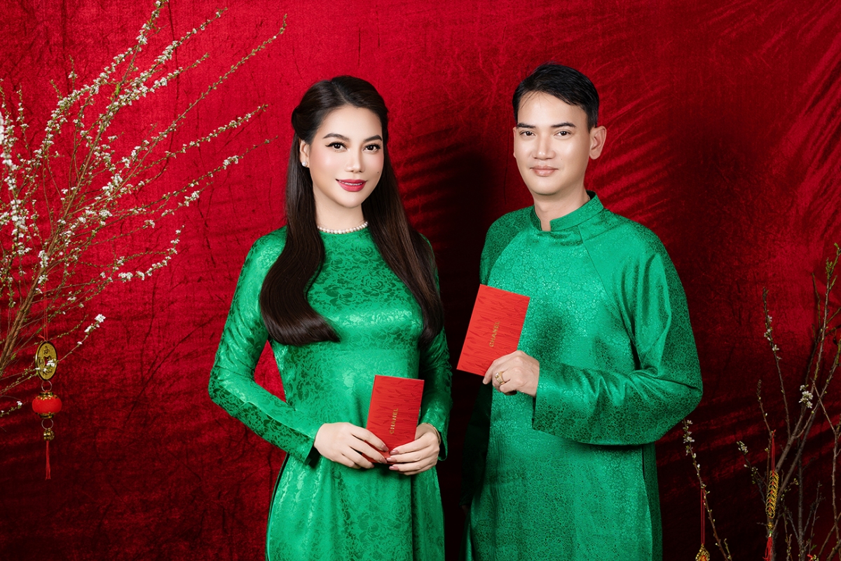 Em trai nữ diễn viên cũng gây ấn tượng với vẻ ngoài điển trai và phong cách lịch lãm.