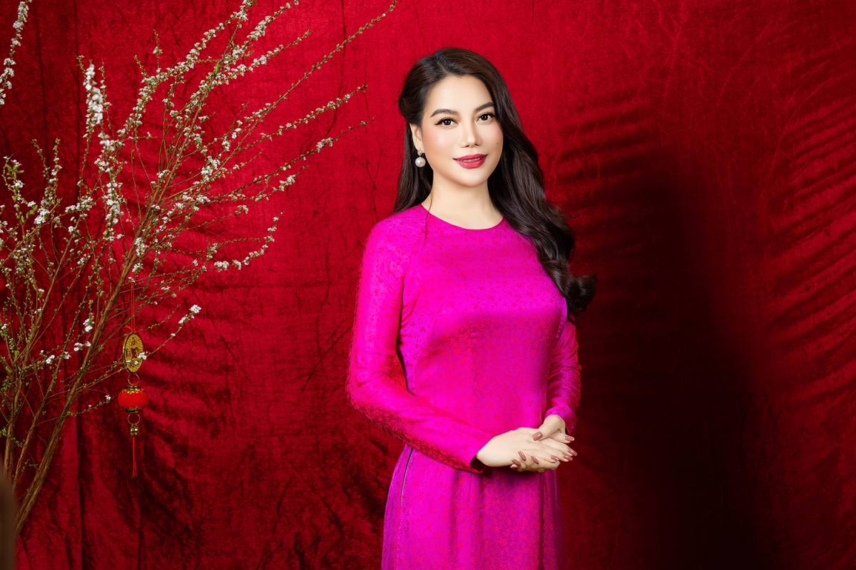 Trong bộ ảnh mới, nữ diễn viên diện áo dài truyền thống, tươi cười rạng rỡ bên cạnh con gái xinh xắn, mẹ cùng đại gia đình.