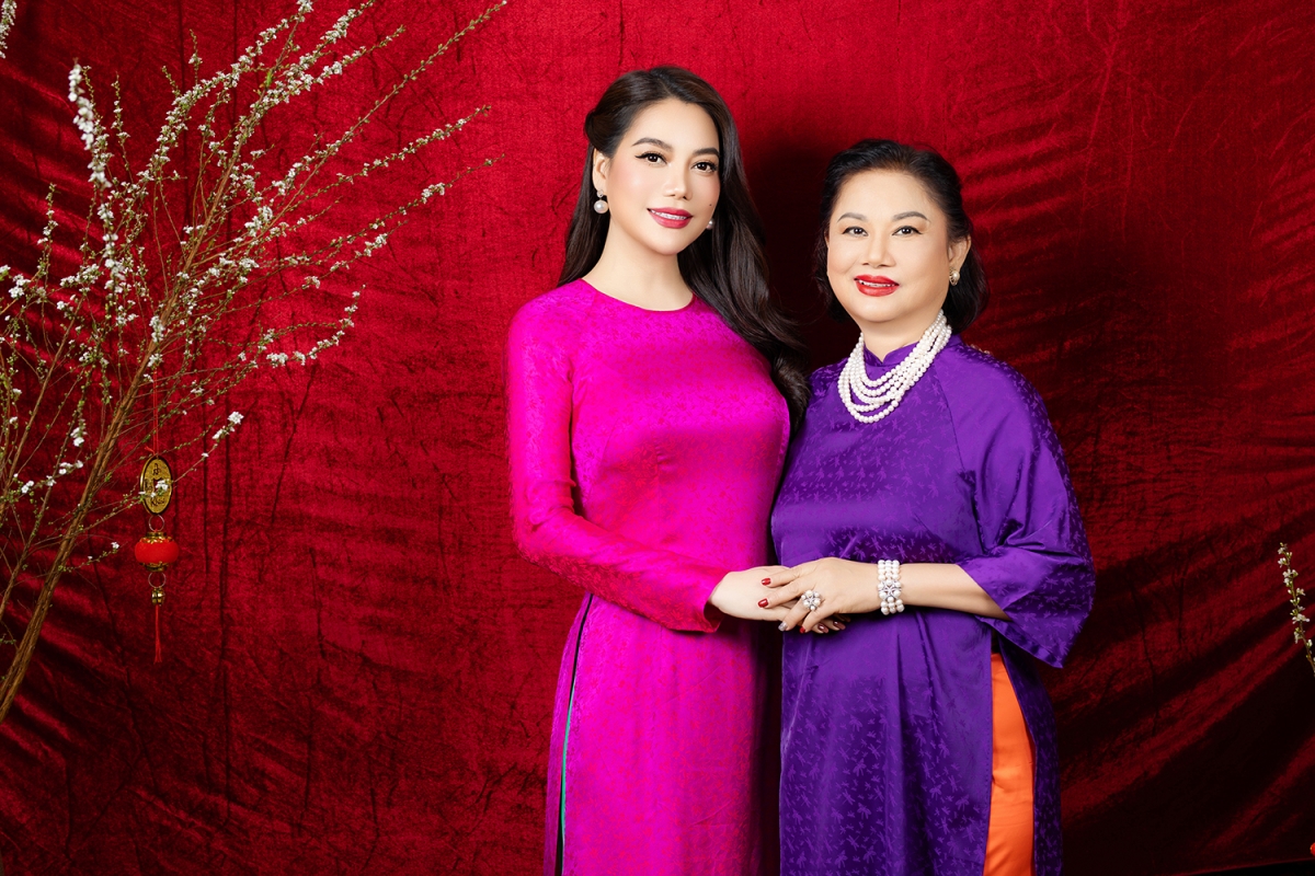 Hòa theo không khí rộn ràng sắc xuân, diễn viên/nhà sản xuất Trương Ngọc Ánh khoe loạt ảnh hạnh phúc yên vui đón Tết bên đại gia đình, đặc biệt là khoảnh khắc cùng mẹ và con gái Bảo Tiên.