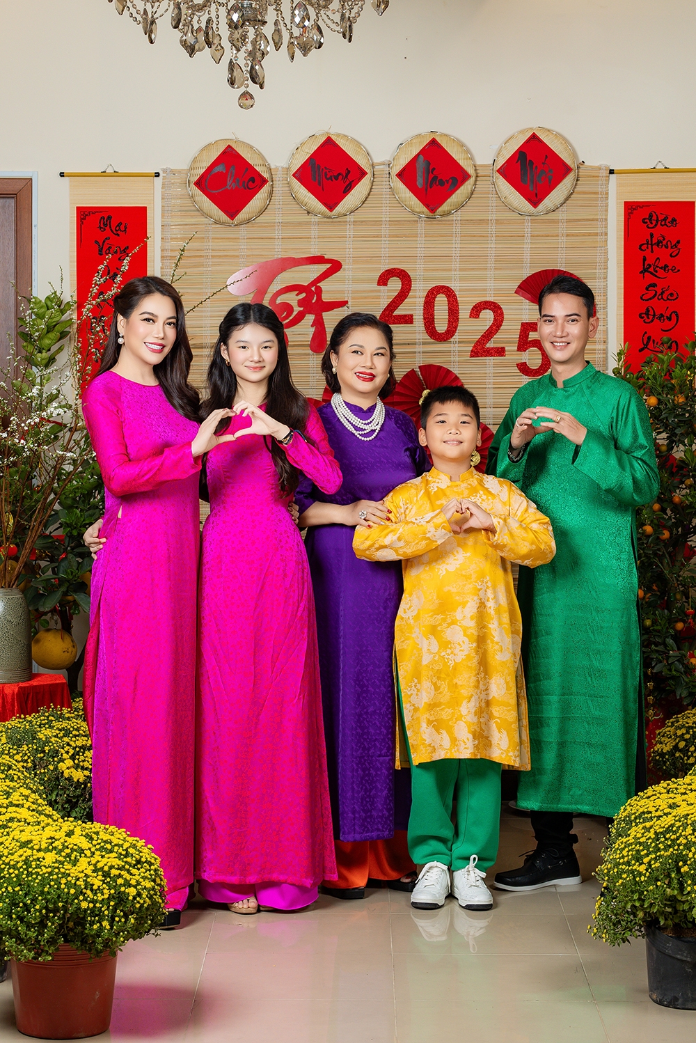 Bộ ảnh vừa có không khí ấm cúng của mùa đoàn viên, đậm chất truyền thống nhưng cũng không kém phần hiện đại.