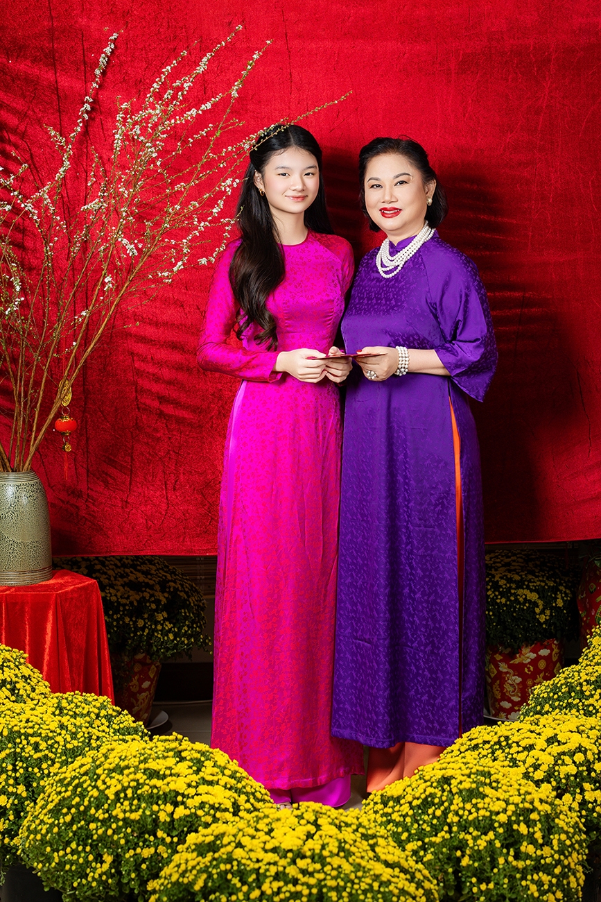 Các thành viên hân hoan, rạng rỡ, chào đón một năm mới sung túc.