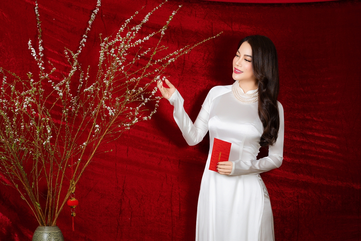 Bên cạnh đó, Trương Ngọc Ánh cũng không quên gửi lời chúc mừng năm mới đến tất cả mọi người. Cô chia sẻ: "Tết là dịp để chúng ta nhìn lại một năm đã qua, cùng nhau đón chào năm mới với nhiều hy vọng và niềm vui. Chúc mọi người một năm mới an khang, thịnh vượng và hạnh phúc bên gia đình và những người thân yêu”. Năm 2025 hứa hẹn sẽ là năm bùng nổ của Trương Ngọc Ánh, đánh dấu sự trở lại của cô ở lĩnh vực điện ảnh, với nhiều dự án mới, được đầu tư khủng. Gần đây nhất, cô khởi động dự án phim Dragonfly, được hợp tác cùng với ekip quốc tế.