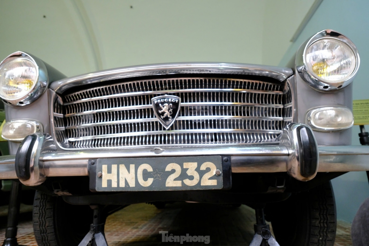 Ô tô Peugeot 404, biển đăng ký HNC 232 màu ghi bạc do một Việt kiều sinh sống ở Tân Đảo (tên gọi trước đây của các quần đảo, thuộc châu Đại Dương) mang về làm quà tặng Chính phủ và Chủ tịch Hồ Chí Minh. Xe cập bến Hải Phòng năm 1964, phục vụ Chủ tịch Hồ Chí Minh từ 1964 đến 1969. Theo hồ sơ của Cục Di sản văn hóa, tổng số km xe đã chạy là 16.575 km.
