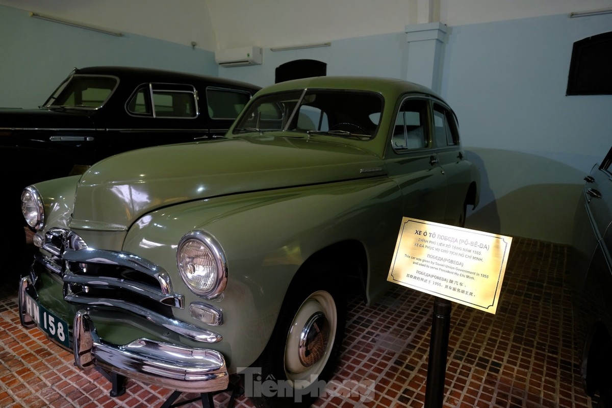 Chiếc Pobeda, biển đăng ký HN 158 được Chính phủ Liên Xô tặng Chính phủ Việt Nam năm 1955. Xe phục vụ Chủ tịch Hồ Chí Minh từ tháng 3/1957 đến tháng 8/1969. Xe Pobeda được Chủ tịch Hồ Chí Minh sử dụng thường xuyên trong thời gian Người sống và làm việc tại Khu Phủ Chủ tịch.