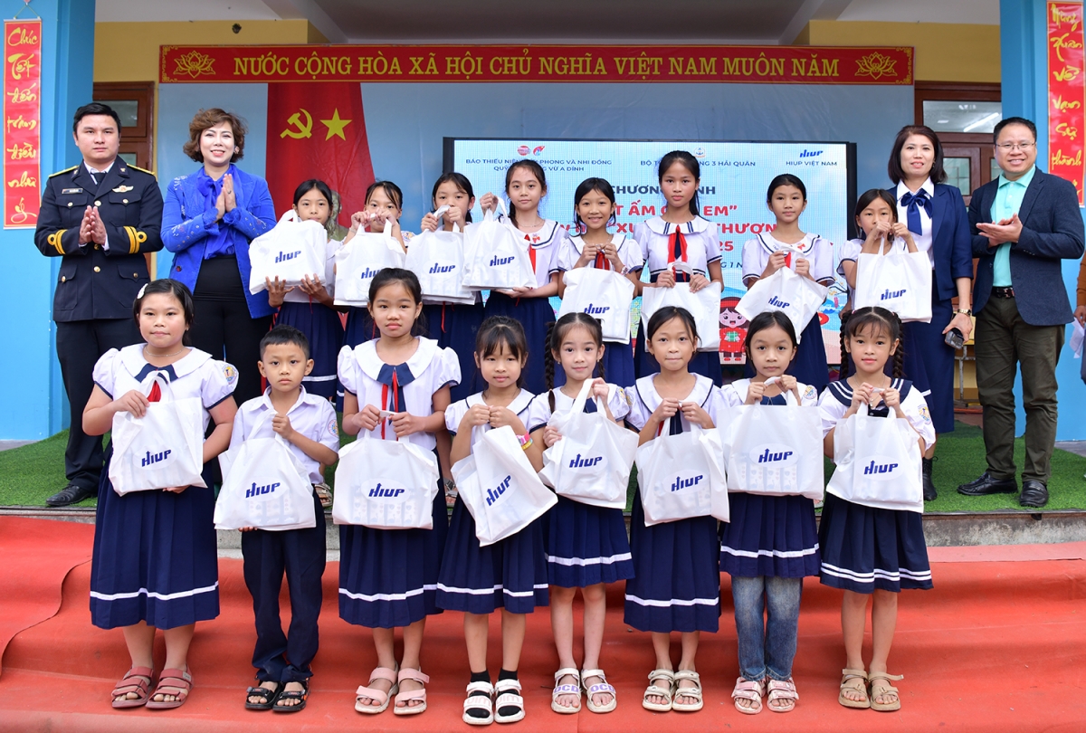 Trao giải cho các bạn thiếu nhi tham gia cuộc thi vẽ tranh