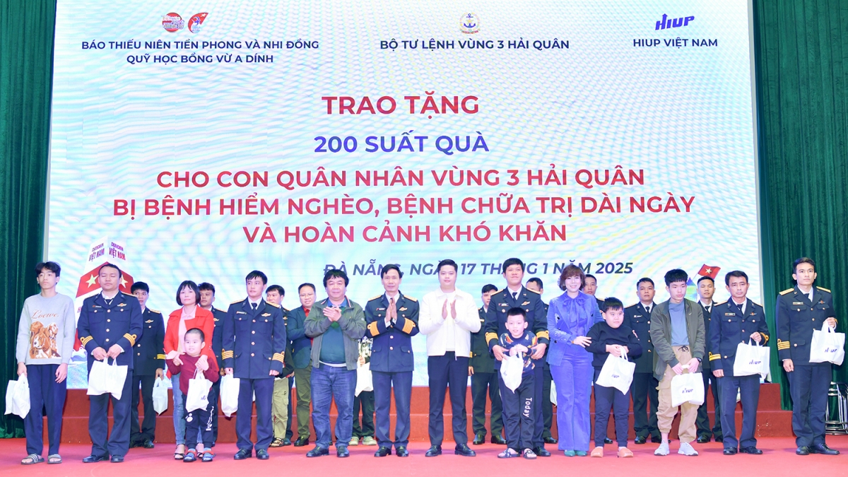 Nhiều món quà ý nghĩa đã được trao nhân dịp đón Tết cổ truyền của dân tộc