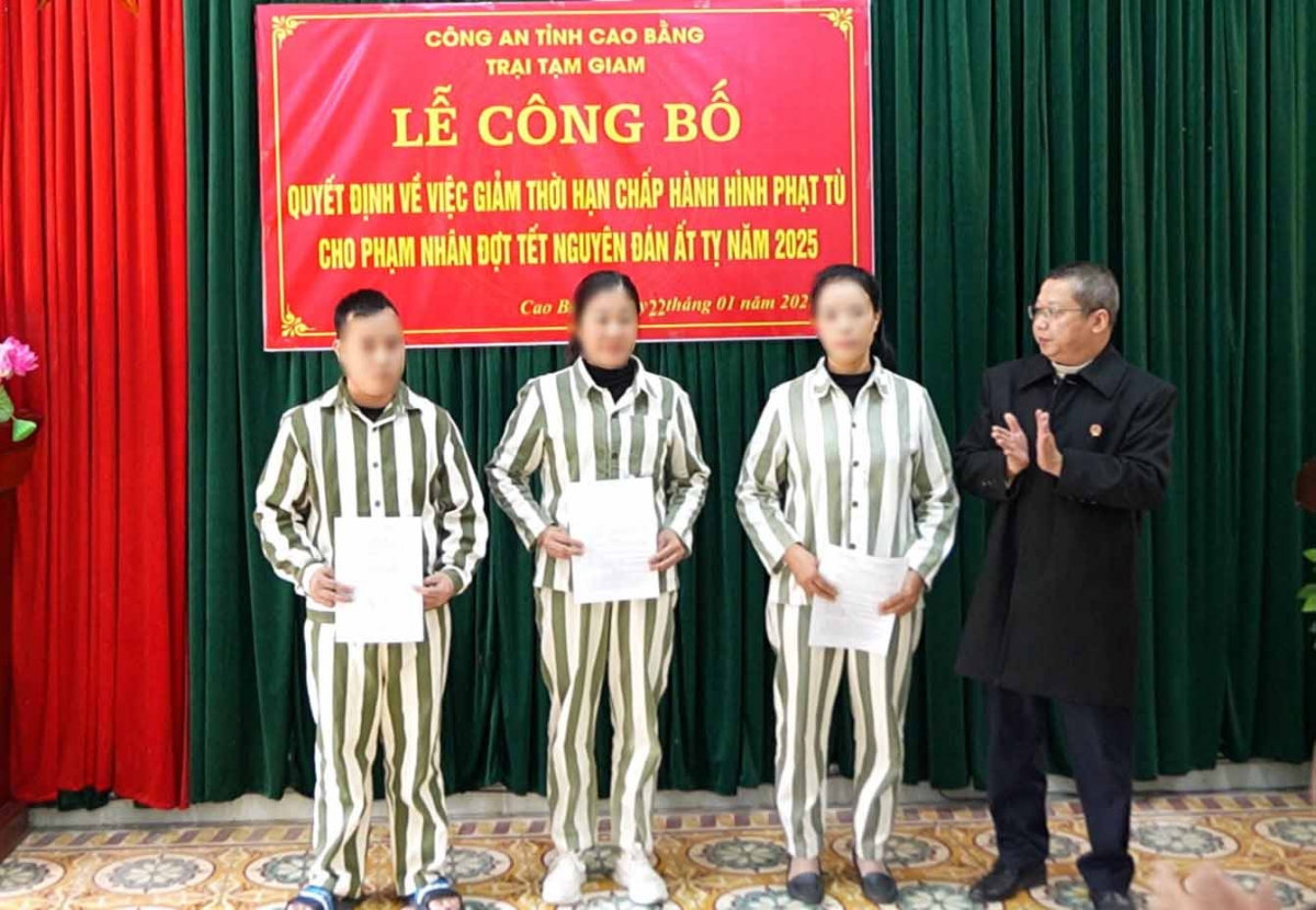 Trao quyết định giảm án cho phạm nhân (Ảnh Công an tỉnh Cao Bằng)