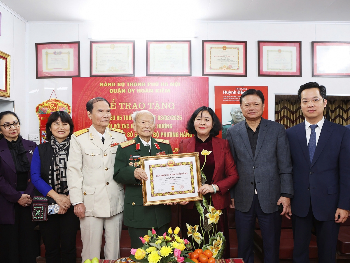 Bí thư Hà Nội trao Huy hiệu 85 năm tuổi Đảng tặng Thiếu tướng Huỳnh Đắc Hương.