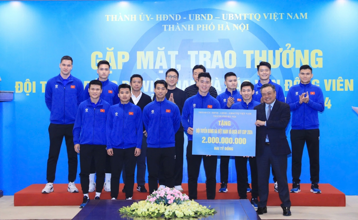Chủ tịch UBND Thành phố Hà Nội Trần Sỹ Thanh trao 2 tỷ đồng tặng Đội tuyển Bóng đá Việt Nam
