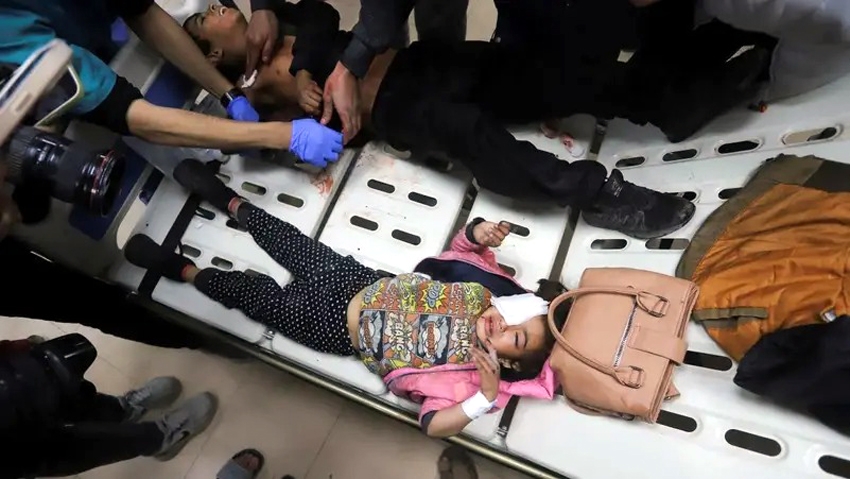 Trẻ em Palestine bị thương tại Gaza - Ảnh: Reuters