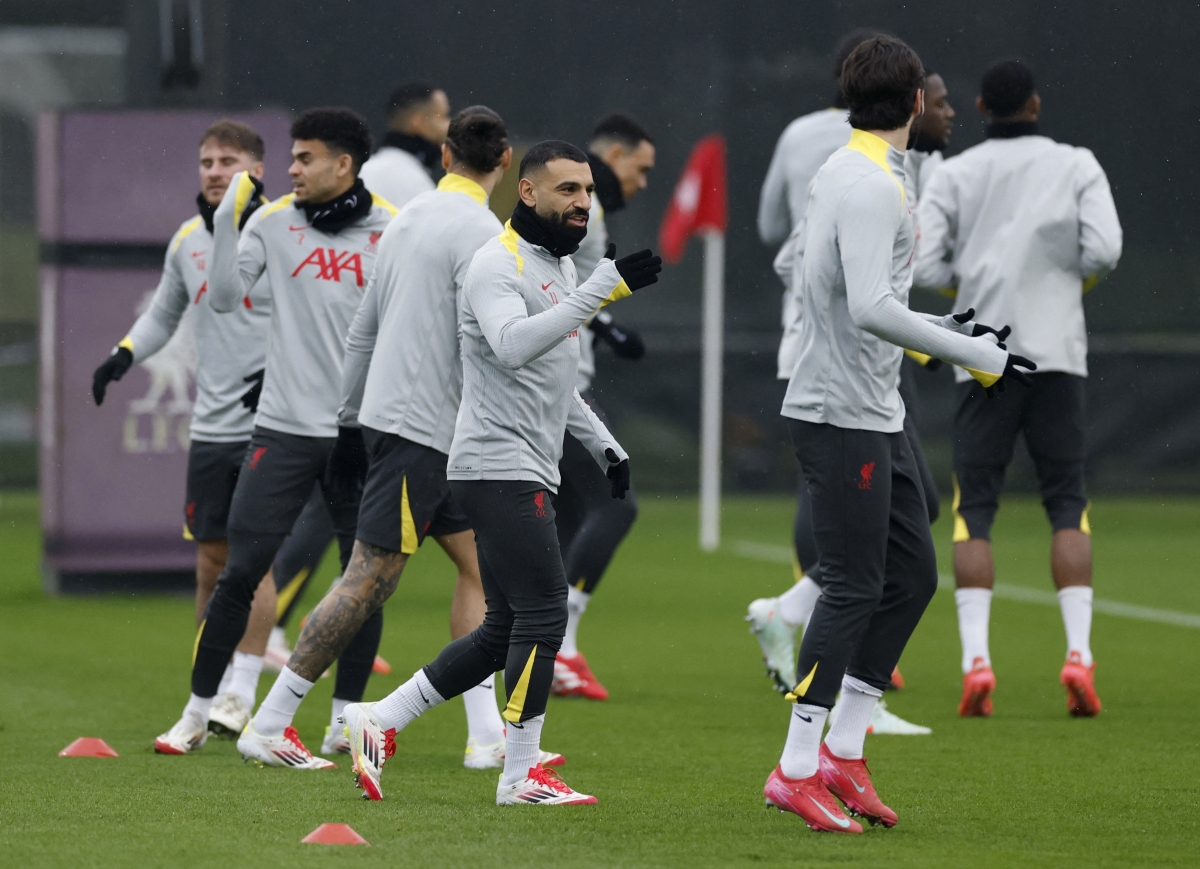 Các cầu thủ Liverpool tập luyện trước trận. (Ảnh: Reuters). 