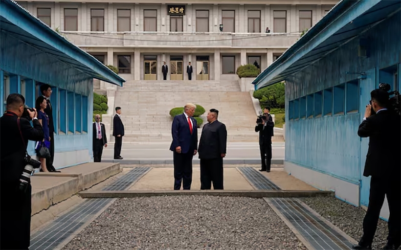 Ông Trump gặp ông Kim Jong-un tại biên giới giữa Triều Tiên và Hàn Quốc tháng 6/2019. Ảnh: Reuters