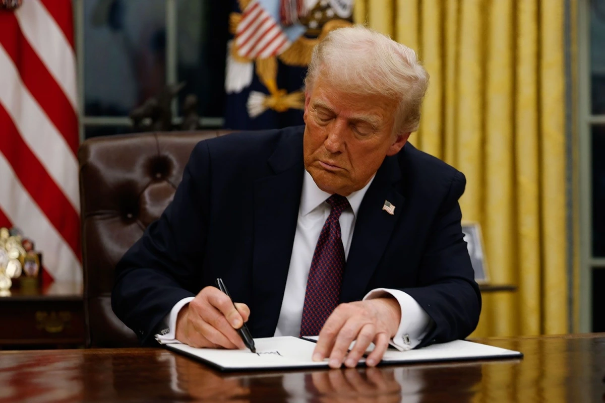 Ông Trump ký một loạt sắc lệnh ngay trong ngày nhậm chức Tổng thống thứ 47 của Mỹ. Ảnh: Getty