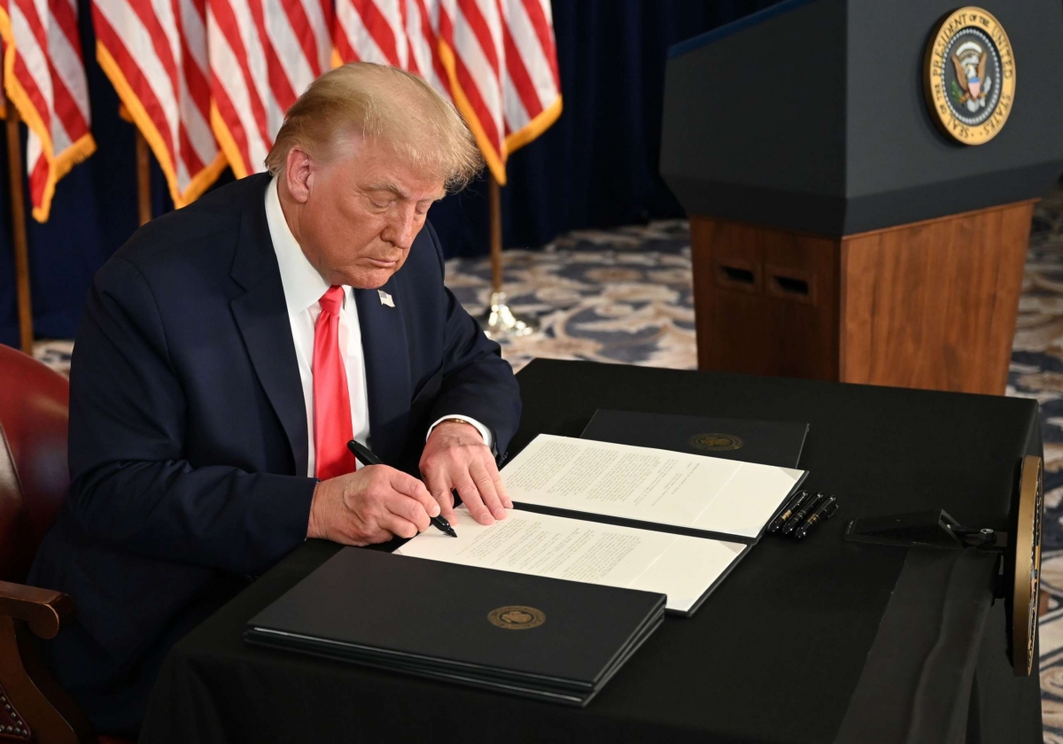 Tổng thống Donald Trump ký sắc lệnh hành pháp về gia hạn cứu trợ kinh tế do dịch Covid-19, ngày 8/8/2020. Ảnh: Getty