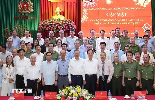 Tổng Bí thư Tô Lâm gặp mặt cán bộ công an cấp cao qua các thời kỳ nhân dịp Tết Nguyên Đán Ất Tỵ 2025. Nguồn: TTXVN