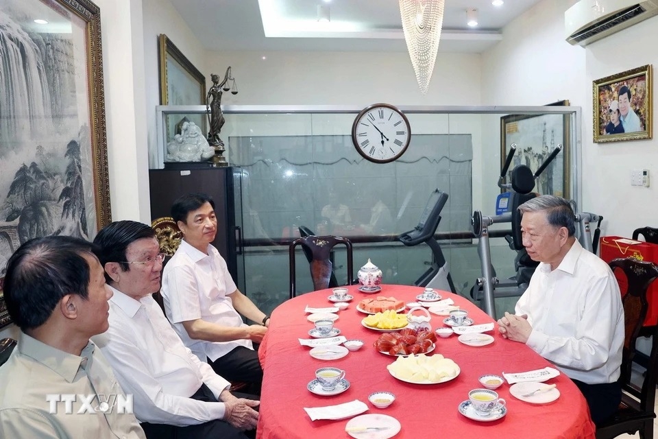 Tổng Bí thư Tô Lâm đến thăm, chúc Tết gia đình nguyên Ủy viên Bộ Chính trị, nguyên Chủ tịch nước Trương Tấn Sang. Nguồn: TTXVN