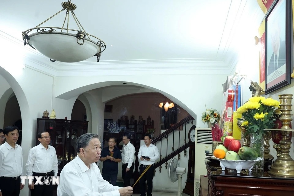 Tổng Bí thư Tô Lâm thắp hương tưởng nhớ Tổng Bí thư Lê Duẩn. Nguồn: TTXVN