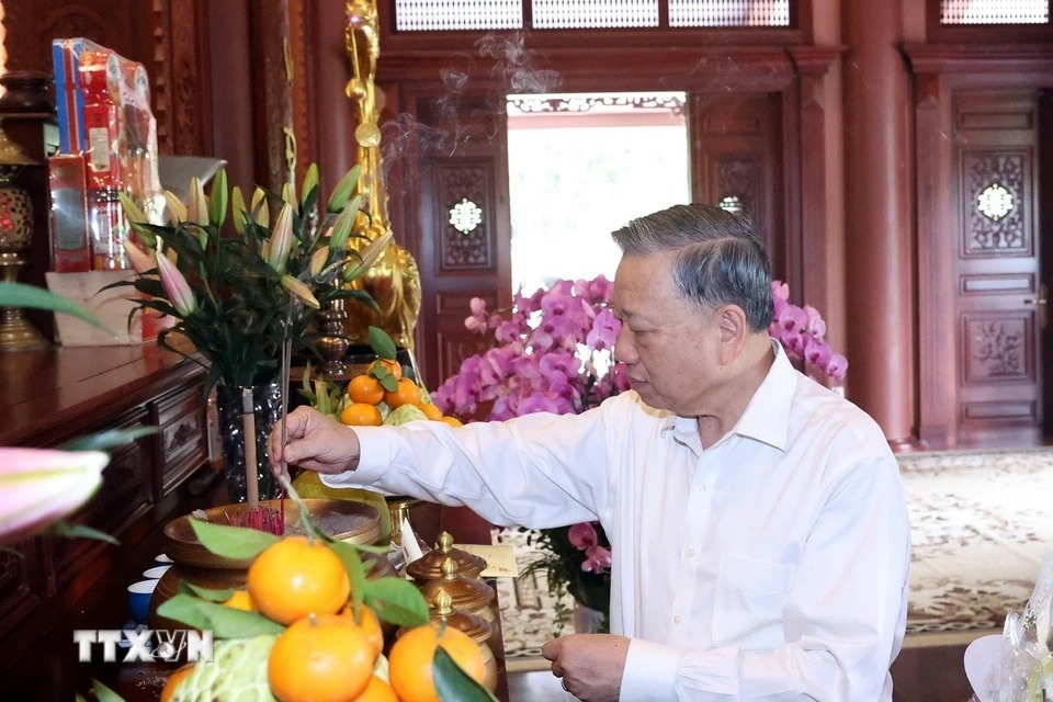 Tổng Bí thư Tô Lâm thắp hương tưởng nhớ Thủ tướng Phan Văn Khải. Nguồn: TTXVN