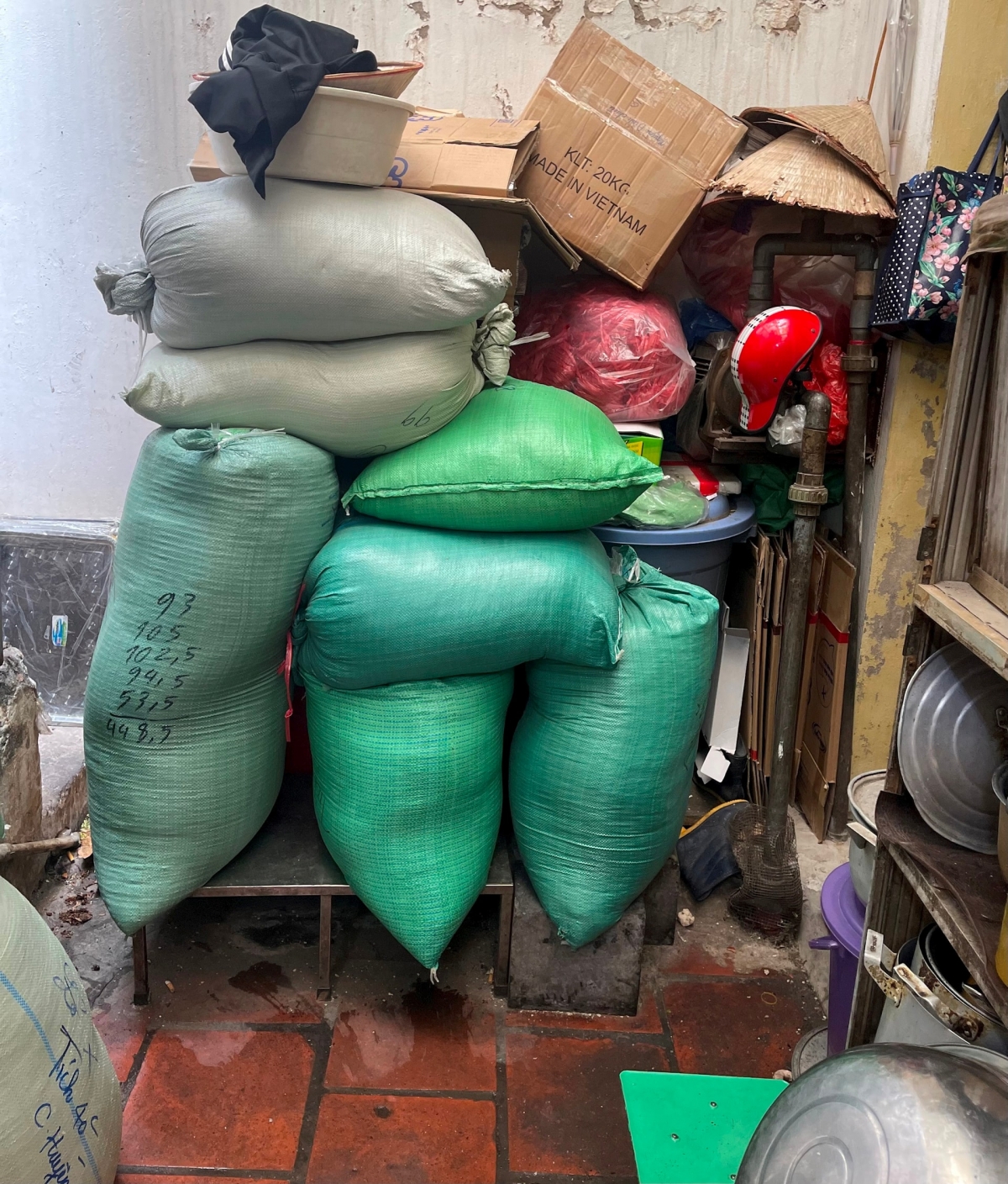 Các bao tải cốm khô không được bảo quản đúng quy định. Ảnh: Thu Trang