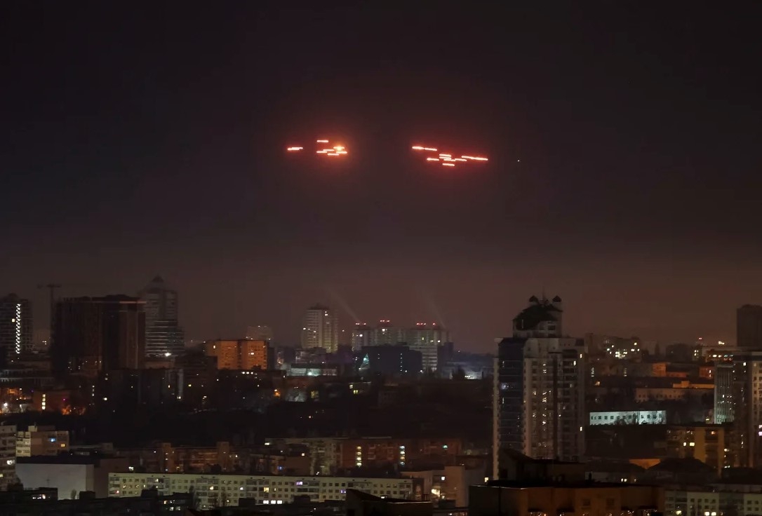 Ukraine nỗ lực bắn hạ UAV Nga trên bầu trời Kiev ngày 8/1. Ảnh: Reuters