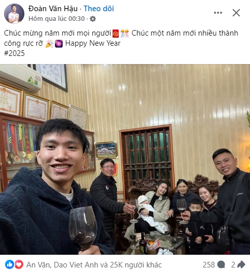 Đoàn Văn Hậu vui vẻ đón Tết bên gia đình.