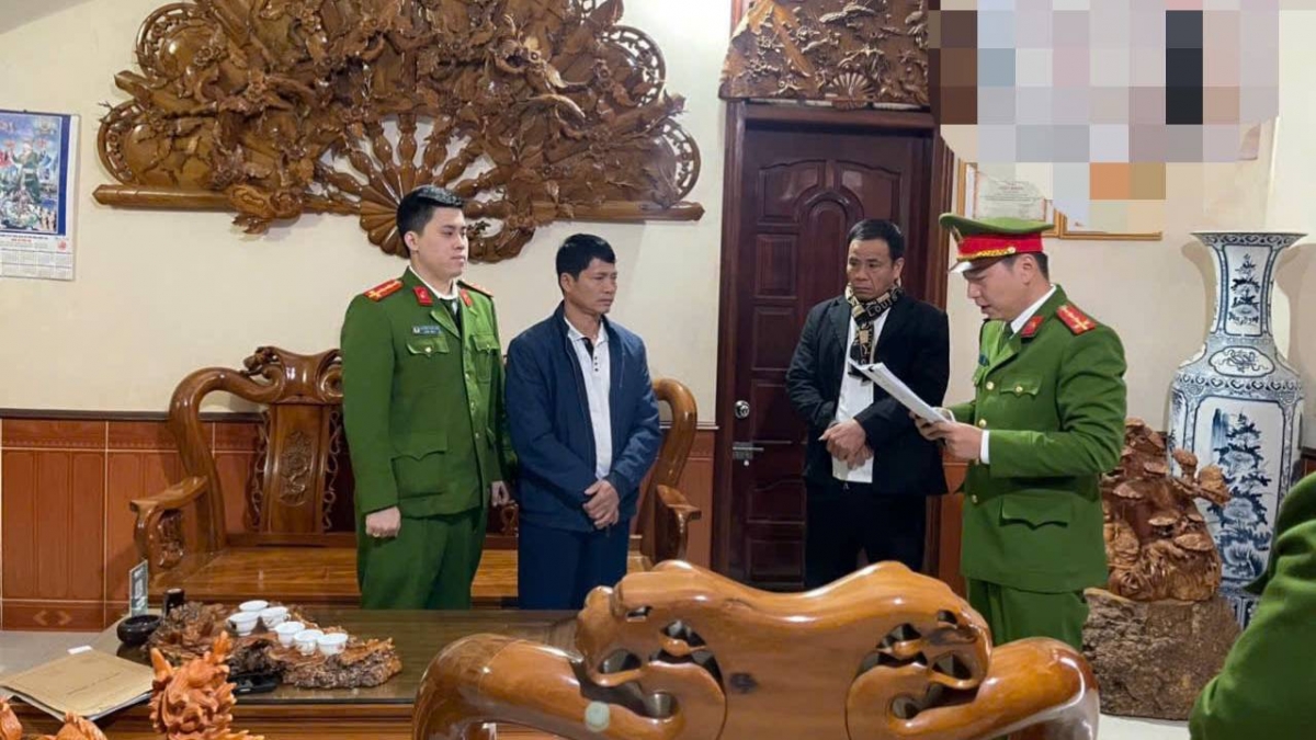 Cơ quan Cảnh sát điều tra Công an tỉnh Sơn La thi hành quyết định khởi tố Đỗ Xuân Thuận.