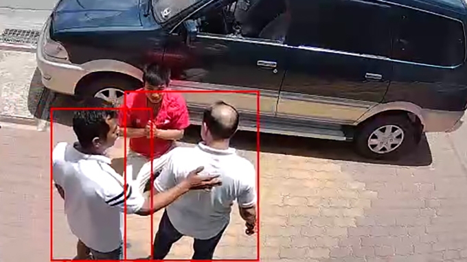 Do mâu thuẫn khi tham gia giao thông, người đàn ông truy đuổi ôtô 5 chỗ, đập vỡ kính xe, bắt tài xế quỳ xuống đường xin lỗi