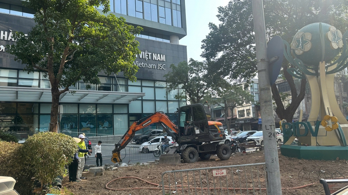 Tuy nhiên, ghi nhận của phóng viên đến thời điểm sáng 20/1, tại Vườn hoa Hàng Vôi (ngã ba Tôn Đản- Ngô Quyền) việc thi công cải tạo vườn hoa vẫn bộn bề. Theo người dân, việc cải tạo mới được tiến hành cách đây khoảng 1 tuần.