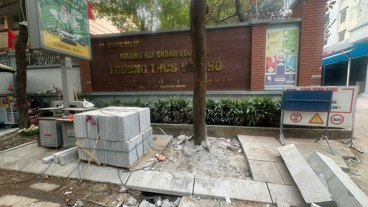 Vỉa hè phố Cao Đạt ngay trước cổng THCS Vân Hồ vẫn ngổn ngang đất cát, vật liệu xây dựng gây mất mỹ quan đô thị.