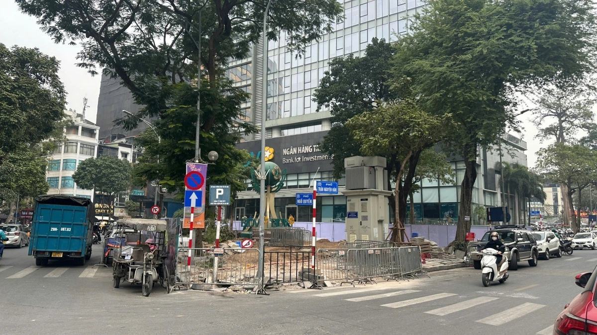 Dù trước đó, ngày 29/12/2024, Chủ tịch UBND thành phố Hà Nội ban hành Chỉ thị 15/CT-UBND tổ chức đón Tết Nguyên đán Ất Tỵ năm 2025 giao Sở Giao thông- Vận tải kiểm tra, đôn đốc các đơn vị thi công thực hiện hoàn trả vỉa hè, lòng đường, đảm bảo thuận lợi giao thông và vệ sinh môi trường