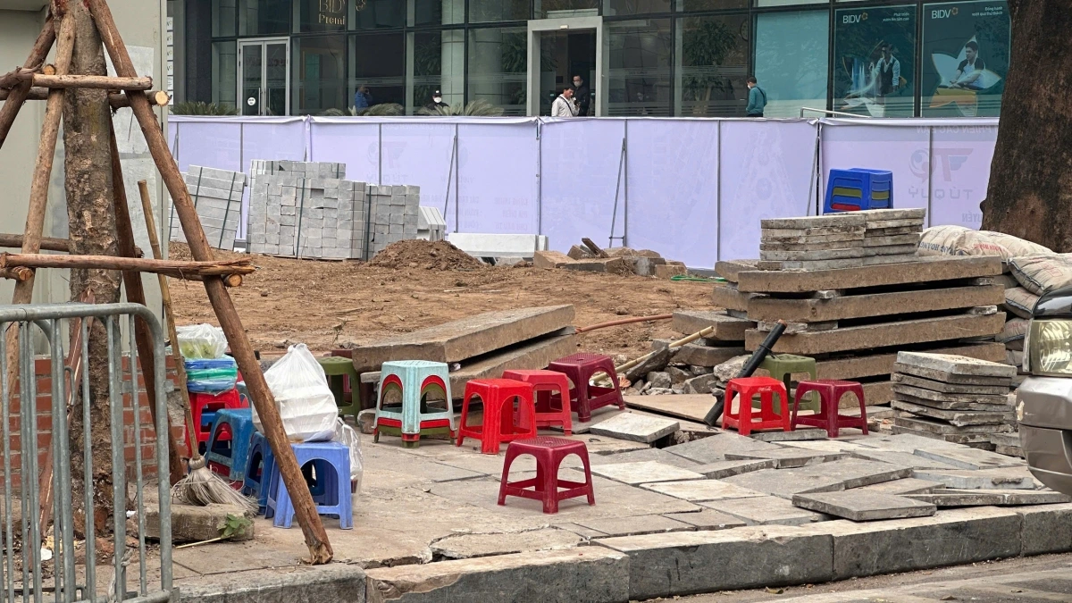 Cho dù đang thi công nhưng hàng quán vẫn bày bán <a href="https://vov.vn/xa-hoi/via-he-ha-noi-lat-chua-kip-kho-vua-xe-co-da-o-at-lao-len-dung-do-post1142691.vov" target="_blank">chiếm mặt bằng</a>.