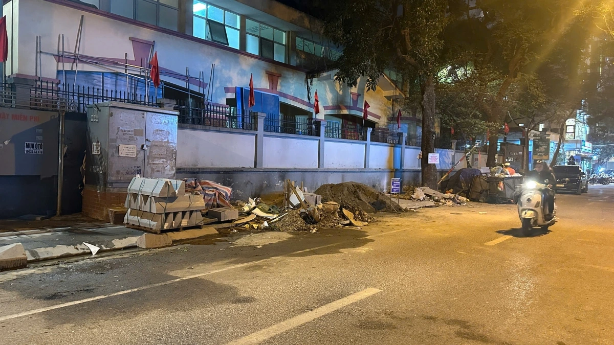  Mới đây, Sở Giao thông vận tải Hà Nội đề nghị các chủ đầu tư, Ban Quản lý dự án và nhà thầu thi công công trình trên các tuyến đường, phố thuộc địa bàn Hà Nội tăng cường công tác giám sát, rà soát hiện trường, đẩy nhanh tiến độ thi công, hoàn thiện các hạng mục đang thi công, hoàn trả, thu dọn mặt bằng để bảo đảm trật tự an toàn giao thông, vệ sinh môi trường và mỹ quan đô thị xong trước ngày 22/1; Tạm dừng việc thi công đào đường, hè đường từ ngày 22/1 đến hết ngày 12/2 (tức từ ngày 23 tháng Chạp năm 2024 đến 15/1 năm Ất Tỵ), ngoại trừ một số công trình xử lý sự cố đột xuất, công trình trọng điểm được cấp phép.