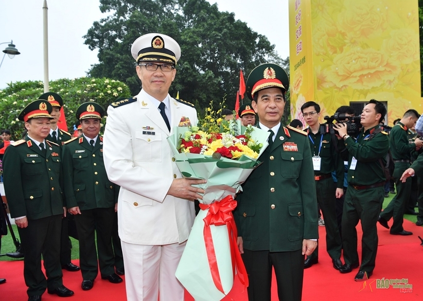 Bộ trưởng Bộ Quốc phòng Việt Nam Phan Văn Giang và Bộ trưởng Bộ Quốc phòng Trung Quốc Đổng Quân tại Cửa khẩu quốc tế Lào Cai khi tham gia các hoạt động giao lưu hữu nghị Quốc phòng giữa hai nước, tháng 4/2024.