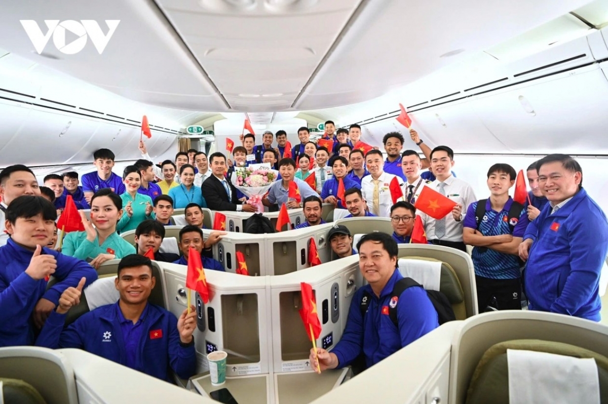 After a two-hour flight, the national team arrive in Thailand at midday on January 3 to prepare for their second leg of the ASEAN Cup 2024 final against hosts Thailand, which is scheduled to take place two days later.