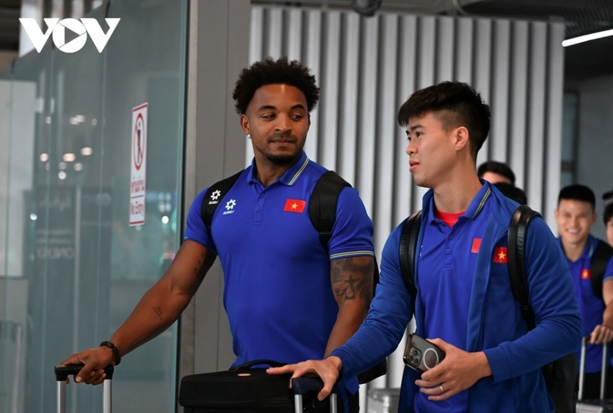 In the first leg of the ASEAN Cup 2024 finals at Viet Tri Stadium on the evening of January 2, naturalised striker Nguyen Xuan Son (L) struck a brace to help hosts Vietnam secure a 2-1 victory over their Thai rivals.