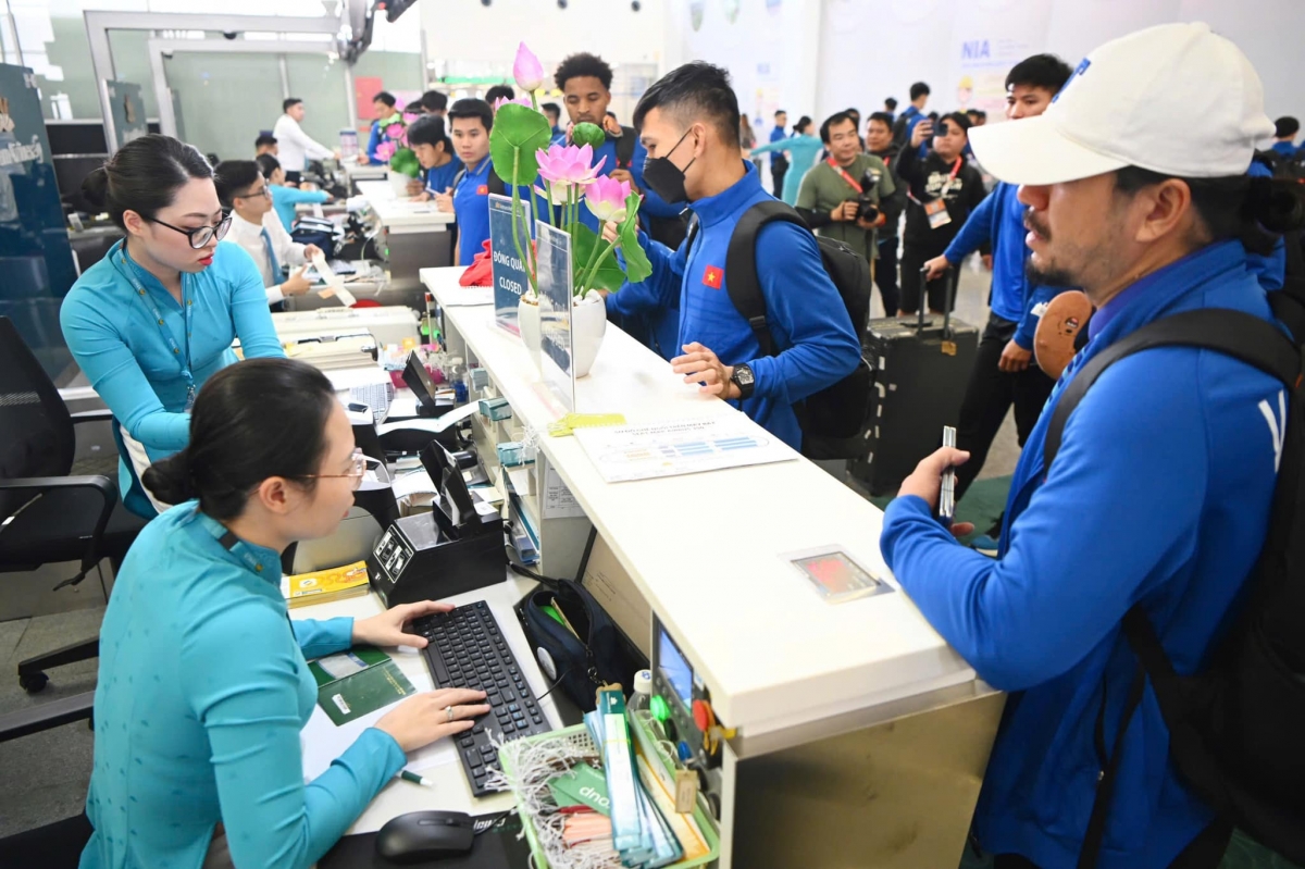 Sáng 3/1, đội tuyển đã thực hiện hành trình từ Hà Nội tới Bangkok (Thái Lan) để tham dự vòng chung kết lượt về ASEAN Cup 2024 trên chuyến bay VN 611 của Vietnam Airlines.