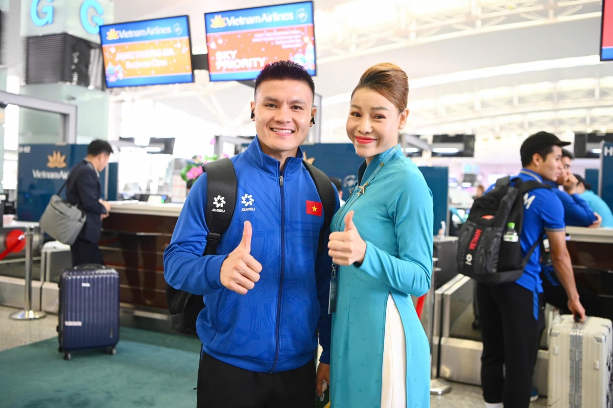 Các cầu thủ đội tuyển Việt Nam chụp ảnh cùng thành viên phi hành đoàn chuyến bay Hà Nội – Bangkok.