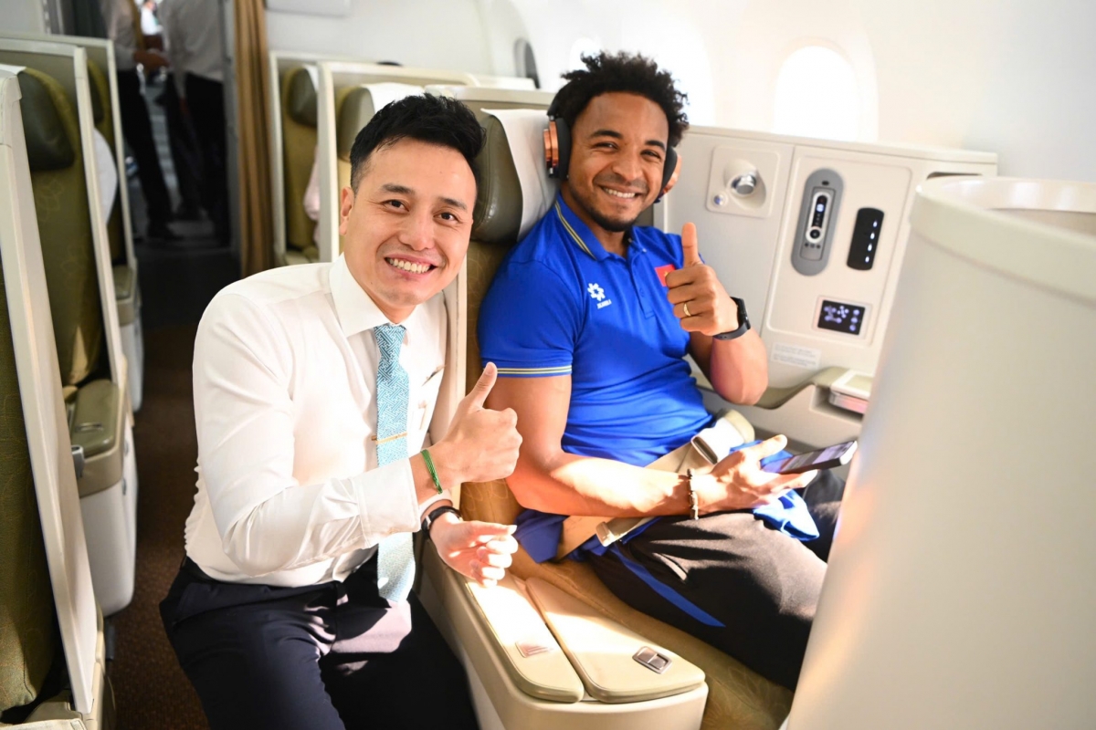 Với mong muốn mang lại trải nghiệm tốt nhất trên hành trình đến Bangkok của đội tuyển, Vietnam Airlines đã phục vụ chuyến bay bằng máy bay thân rộng hiện đại nhất của Hãng – Boeing 787.